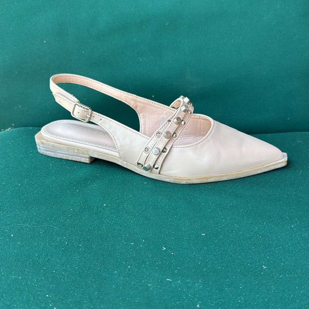 Bernese women’s  Bria Beige Studded Slingback Flats sz 7.5 M
